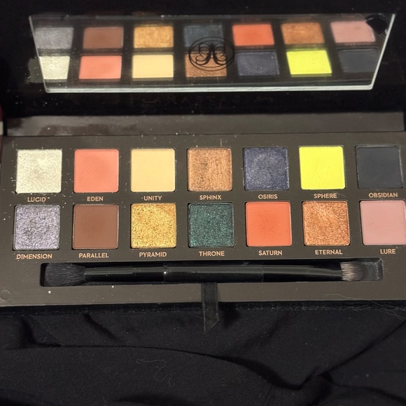 ABH "Prism" eyeshadow palette - Picture 2 of 12